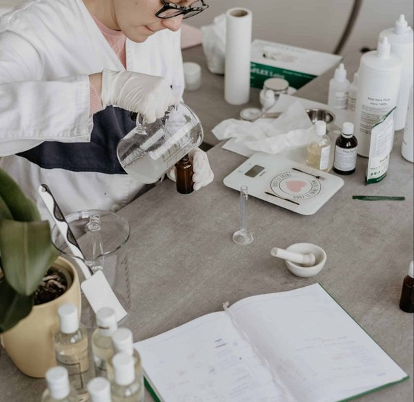 Comment se lancer avec succès dans la fabrication artisanale de cosmétiques naturels ?